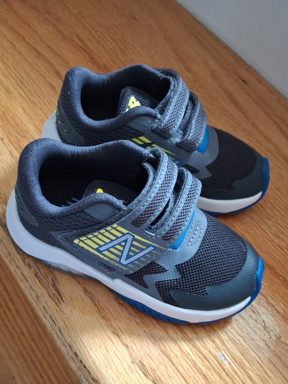 New Balance Rave Sneakers NEW